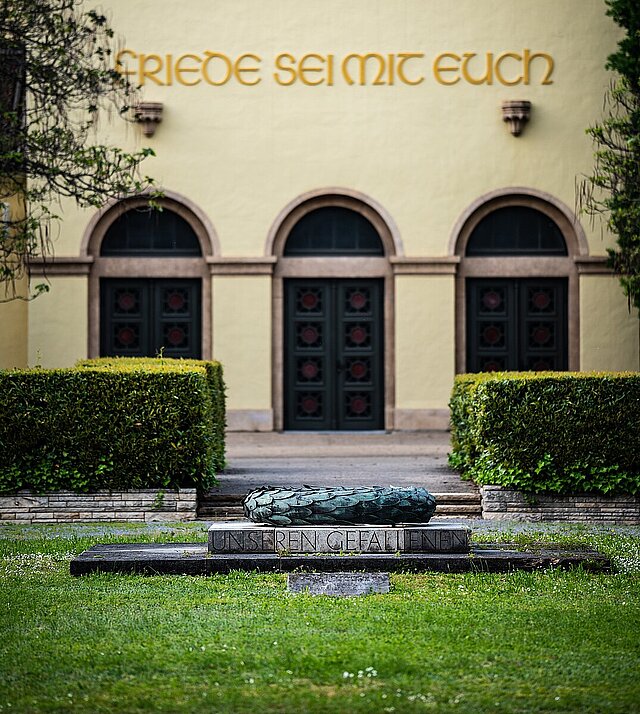 Gefallenendenkmal vor der Aussegnungshalle auf dem Pforzheimer Hauptfriedhof - copyright:Stadt Pforzheim