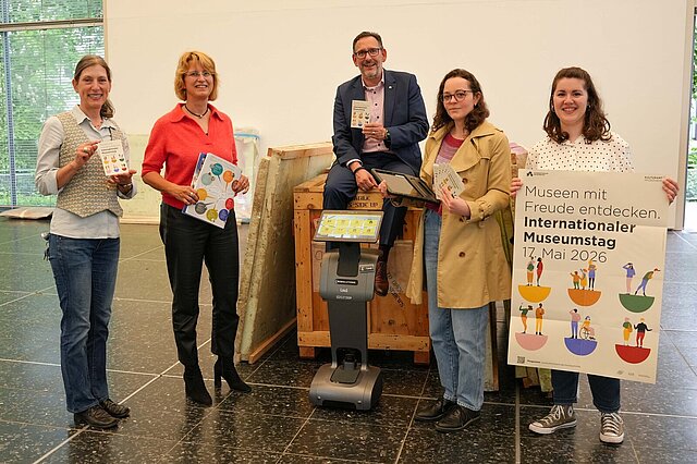 Fünf Personen mit Flyern und Plakaten zum Internationalen Museumstag