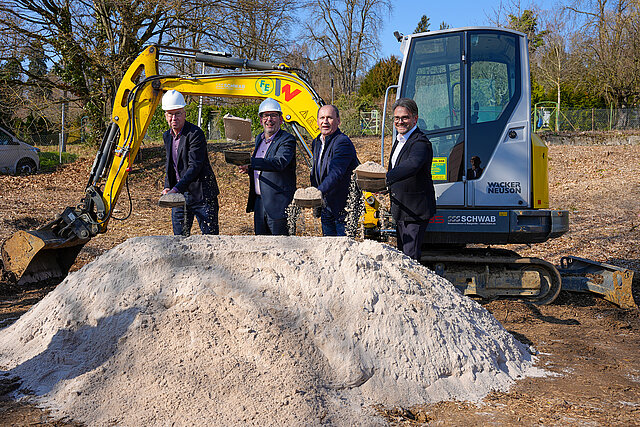 Sozialbürgermeister Frank Fillbrunn, Baubürgermeister Tobias Volle sowie Albrecht W. Hettich, Inhaber Hettich Architekten und Oberbürgermeister Peter Boch werfen mit Spaten Sand in die Luft für den symbolischen Spatenstich des Anbaus der Kita Habsburgerstrasse. 