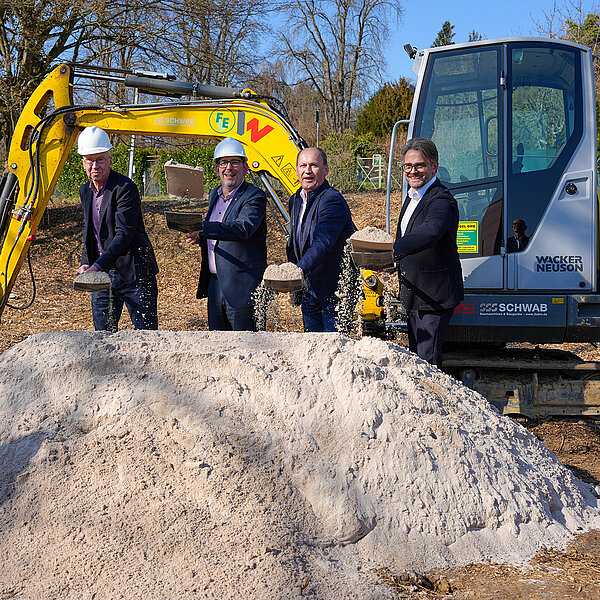 Sozialbürgermeister Frank Fillbrunn, Baubürgermeister Tobias Volle sowie Albrecht W. Hettich, Inhaber Hettich Architekten und Oberbürgermeister Peter Boch werfen mit Spaten Sand in die Luft für den symbolischen Spatenstich des Anbaus der Kita Habsburgerstrasse.  - Copyright: Stadt Pforzheim