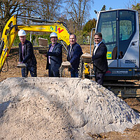 Sozialbürgermeister Frank Fillbrunn, Baubürgermeister Tobias Volle sowie Albrecht W. Hettich, Inhaber Hettich Architekten und Oberbürgermeister Peter Boch werfen mit Spaten Sand in die Luft für den symbolischen Spatenstich des Anbaus der Kita Habsburgerstrasse. 