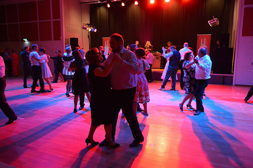 Tanzende Paare im Mittleren Saal des CongressCentrum Pforzheim - copyright: Tanzschule Iwona - Ersteller: Tanzschule Iwona