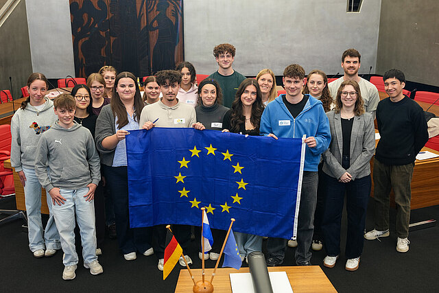 Viele Personen, die eine Europa-Flagge in der Hand halten.