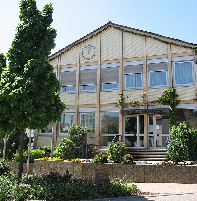 Foto: Rathaus Huchenfeld Vorderansicht