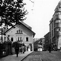 Schwarz-Weiß-Foto: Die Roßbrücke im Jahr 1913; Die Roßbrücke im Jahr 1913; links im Bild: die Skulptur des Schildkrötenreiters von Fritz Wolber. - copyright:Stadtarchiv Pforzheim – Institut für Stadtgeschichte, S1-8-Leopoldstraße-R-37