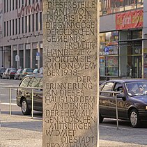 Farbfoto von 2016: Das Mahnmal auf dem Platz der Synagoge - copyright:Günther Beck