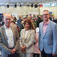 v.l.: Bürgermeister Frank Fillbrunn, Sozialdezernentin Katja Kreeb und Reiner Walter vom Jobcenter Pforzheim auf der Arbeitgebermesse im Reuchlinhaus. 