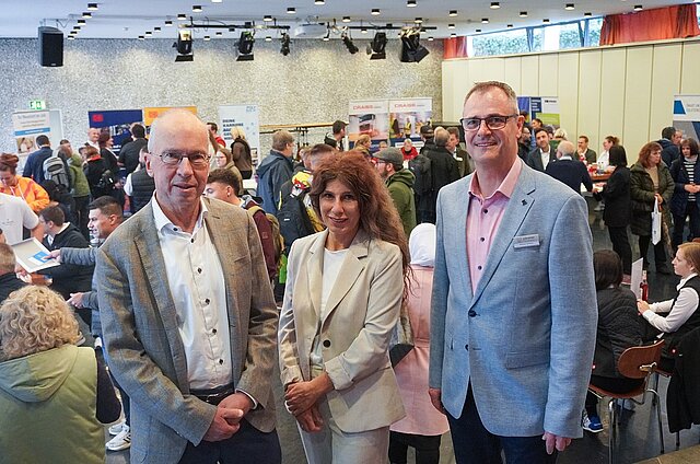 v.l.: Bürgermeister Frank Fillbrunn, Sozialdezernentin Katja Kreeb und Reiner Walter vom Jobcenter Pforzheim auf der Arbeitgebermesse im Reuchlinhaus. 