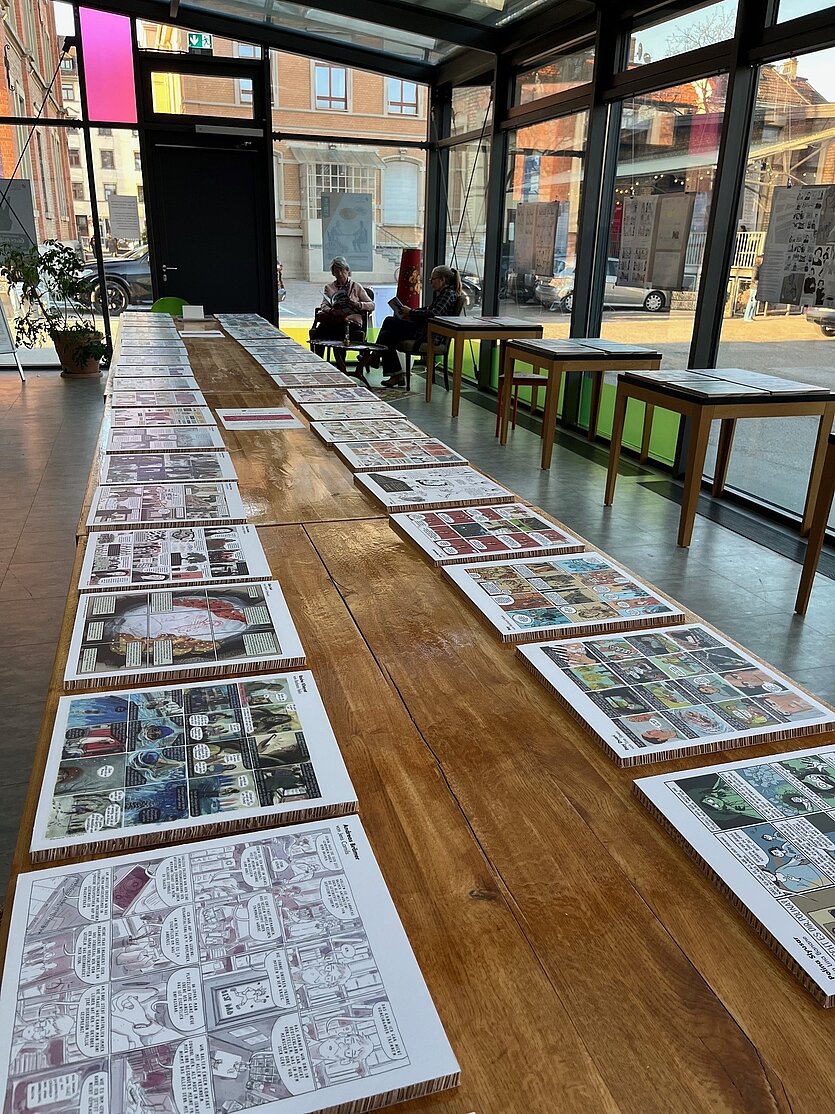 Fotografie von Comic-Strips die auf einem Tisch liegen - copyright: Annette Goerlich - Ersteller: Annette Goerlich