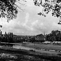 View from the Kallhardt Brücke to the riverside meadows south of the city; around 1925 (black and white photo) - copyright:Stadtarchiv Pforzheim – Institut für Stadtgeschichte S1-10-2-R-62