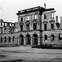 Schwarz-Weiß-Fotografie: Die Ruine der Goldschmiedeschule im Jahr 1945. - copyright:Stadtarchiv Pforzheim – Institut für Stadtgeschichte, S1-5-4-S-4