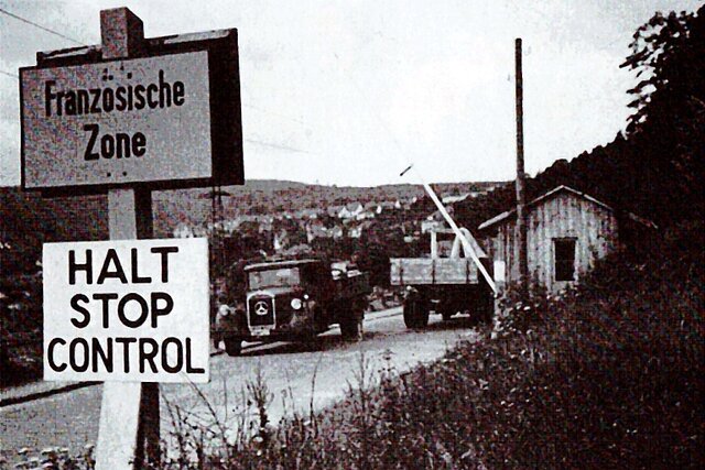 Dieses Bild zeigt eine historische Aufnahme mit dem Hinweisschild "Französische Zone".