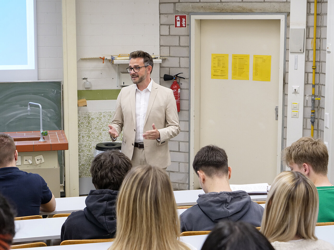 Oberbürgermeister steht vor jungen Wählern - copyright:Stadt Pforzheim