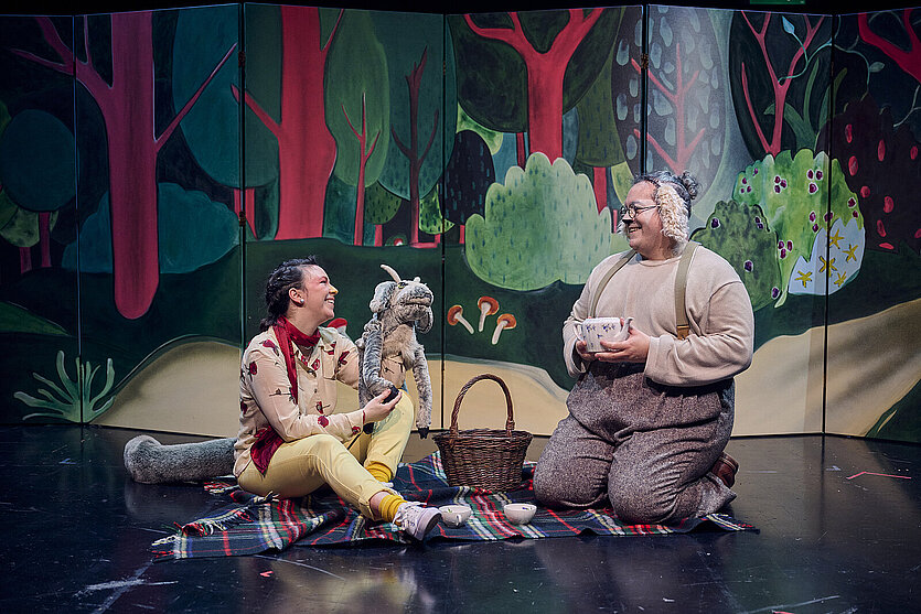 zeigt eine Szene aus "Der Wolfspelz" - copyright: Theater Pforzheim - Ersteller: MARTIN SIGMUND