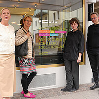 Kuratorin Regina M. Fischer, Kulturamtsleiterin Angelika Drescher, Künstlerin Annina Sarantis und Kurator Thomas Olze (von links) stehen vor dem POLKA-Raum.