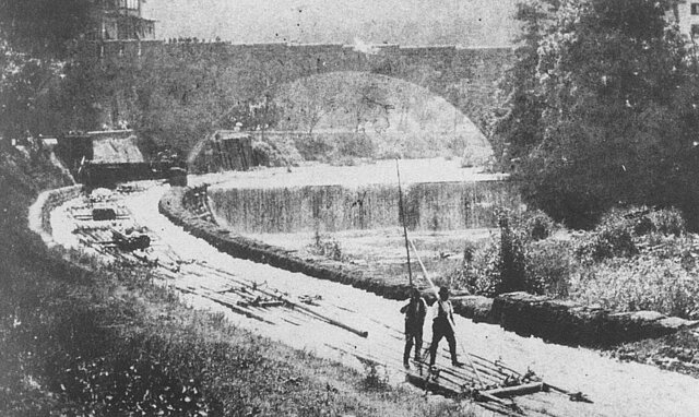 Schwarz-weiß Fotografie: Flößerei in Dillweißenstein im Jahre 1909