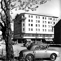 Der Martinsbau im Jahr 1952. Gut zu sehen ist das, für die 50er Jahre typische, vorspringende Erkerband im Obergeschoss. (Schwarz-Weiß-Fotografie) - copyright:Stadtarchiv Pforzheim – Institut für Stadtgeschichte, S1-6-24-G-2