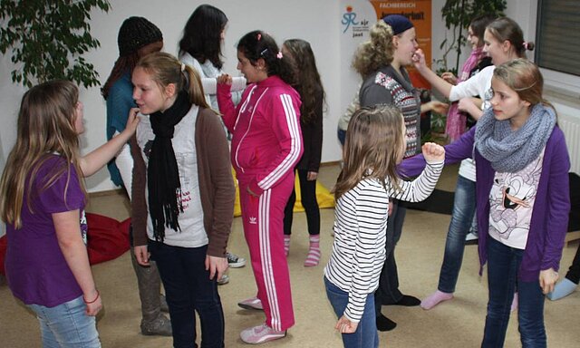 Mädchen im Selbstverteidigungskurs