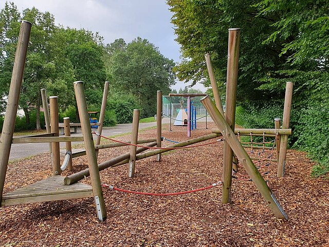 Foto vom Klettergerüst, Spielplatz Hellerichstraße