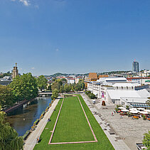 Farbfoto: Der Waisenhausplatz im Jahr 2016 mit Stadttheater, links im Bild die Enz. - copyright:Günter Beck