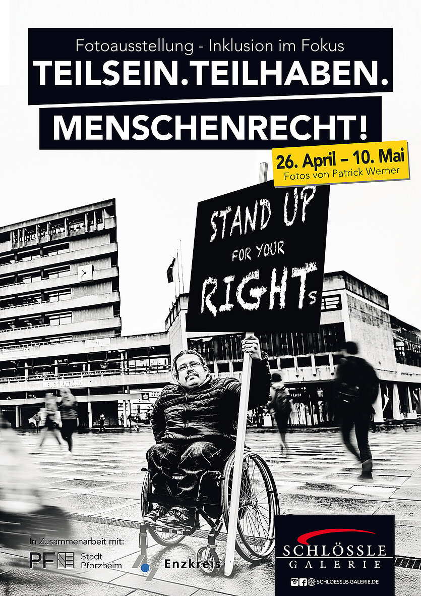 Einladung zur Fotoausstellung "Teilsein.Teilhaben.Menschenrecht!" in der Schlössle Galerie. Das Foto ist in Schwarz-Weiß. Ein Mann in einem Rollstuhl hält ein Demonstrationsschild mit der Aufschrift "Stand up for your rights". Er ist auf dem Marktplatz vor dem Pforzheimer Rathaus.  - copyright: Schlössle Galerie Pforzheim - Ersteller: D. De Gaetano