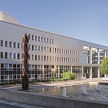 Farbfoto: Das moderne Landratsamt des Enzkreises mit Brunnen und Skulptur im Außenbereich. - copyright:Günter Beck