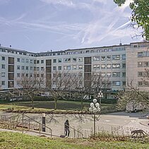 Farbfoto: Der "Blumenhofbau" mit seiner weißen Opalglasverkleidung. - copyright:Günter Beck