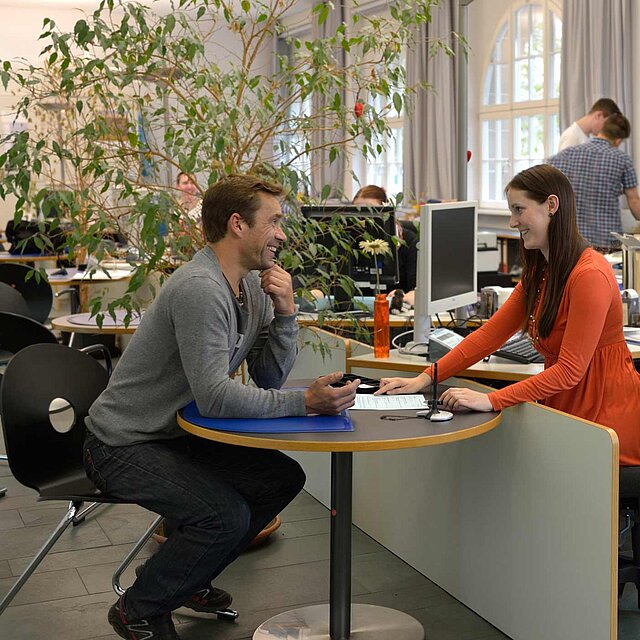 Symbolbild: Mensch in der Verwaltung