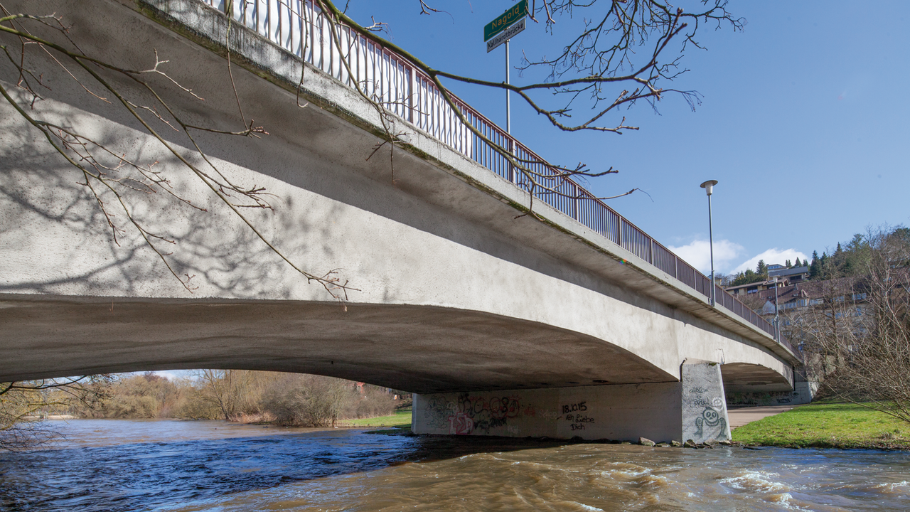 Farbfoto: Die Kallhardtbrücke über die Nagold. - copyright:Fotoverlag: Günter Beck