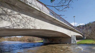 Farbfoto: Die Kallhardtbrücke über die Nagold.