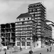 Schwarz-Weiß-Aufnahme von 1947: Das Industriehaus befindet sich im Aufbau. - copyright:Stadtarchiv Pforzheim – Institut für Stadtgeschichte, S1-6-102-G-20