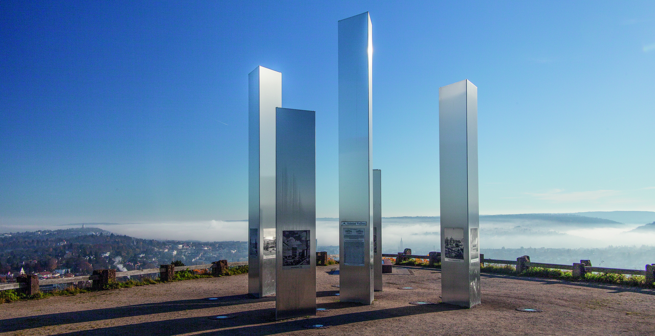 Farbfoto: Gedenkstelen auf dem Wallberg-Plateau - copyright:Beck Günter Fotoverlag