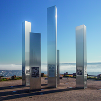 Farbfoto: Gedenkstelen auf dem Wallberg-Plateau