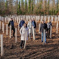 Farbfoto: Firma Dentaurum spendet 500 klimastabile Bäumen, dazwischen stehen BM Volle und andere