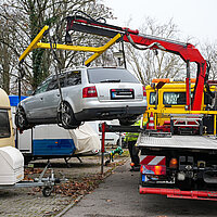 falschparkendes auto wird vom Parkplatz beim Hauptfriedhof abgeschleppt