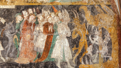 Farbfoto: Detailaufnahme der Wandbilder im Chorraum der Altstadtkirche St. Martin.