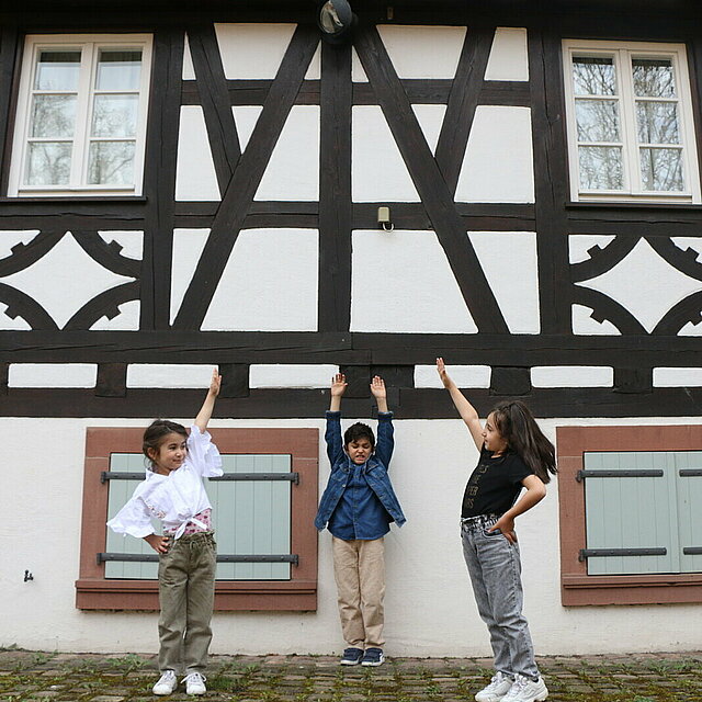 Kinder entdecken die letzten Fachwerkhäuser Pforzheims. - copyright:Stadt Pforzheim