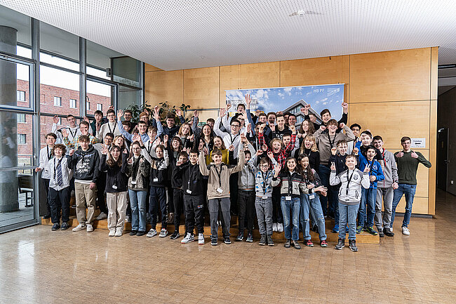Gruppenbild der Teilnehmerinnen und Teilnehmer des Regionalwettbewerbs "Jugend forscht" Pforzheim/Enz 2023