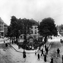 Black and white photo: The triangular Sedanplatz in 1904. - copyright:Stadtarchiv Pforzheim – Institut für Stadtgeschichte, S1-9-7-R-4