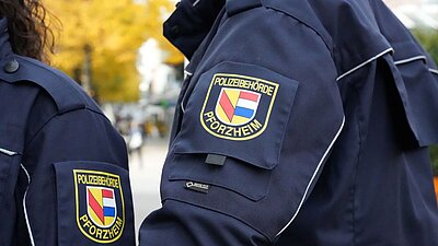 Nahaufnahme: Uniform des Pforzheimer Kommunalen Ordnungsdienstes, Aufschrift "Polizeibehörde"