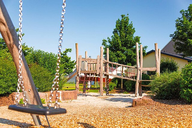 spielplatz_rasslerweg_ABE Schauke und Klettergerüst vom Spielplatz Rasslerweg