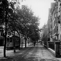 Black and white photo from around 1925: Bleichstraße with tram. - copyright:Stadtarchiv Pforzheim – Institut für Stadtgeschichte, S1-8-Bleichstraße-R-36