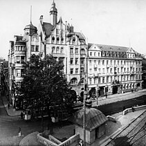 Schwarz-Weiß-Aufnahme: Das "Hotel Post" und das Jugendstilgebäude "Goldener Adler" am Leopoldplatz um 1912. - copyright:Stadtarchiv Pforzheim – Institut für Stadtgeschichte, S1-9-2-R-69