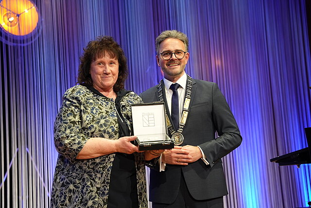 Oberbürgermeister Peter Boch verleiht Daniela Vogel im Rahmen des Neujahresempfangs 2026 die Bürgermedaille der Stadt Pforzheim. 