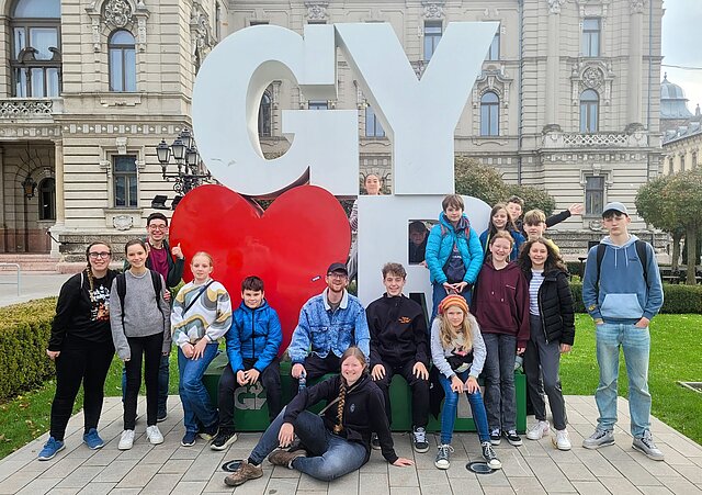 Farbfoto: Gruppenbild der Junior-Ranger in Györ