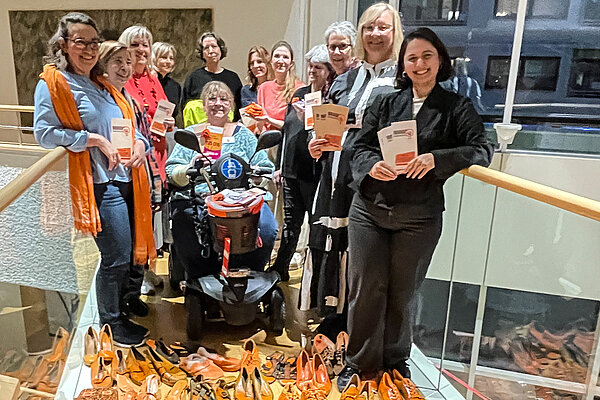 Farbfoto von rechts: Gleichstellungsbeauftrage der Stadt Pforzheim Nur Bakkar, Die Gleichstellungsbeauftrage Kinga Golomb mit dem „Aktionsbündnis 25. November“ - Copyright: Anna Merdian