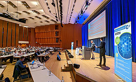 Der Große Saal im CongressCentrum Pforzheim bei einer Tagung mit Bühne und Veranstaltungstechnik