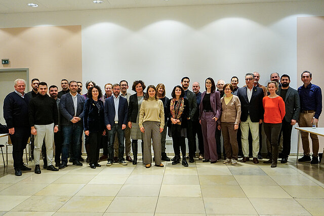 Gruppenbild Rat der Religionen zusammen mit Gemeinderat