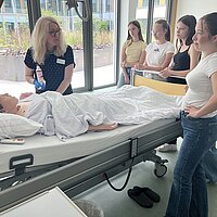 Susanne Pröll, Schulleiterin des Siloah Bildungszentrums für Pflegberufe demonstriert an einer lebensechten Puppe das Verabreichen einer Injektion.