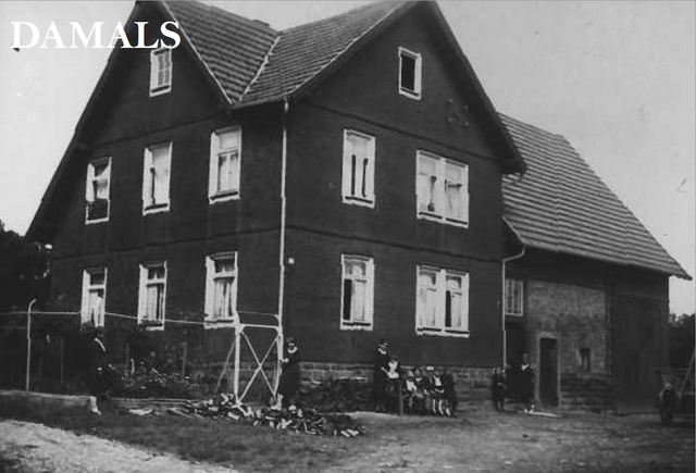 Alter Rathausweg 4 damals: Historische Schwarz-Weiß-Aufnahme - copyright:und